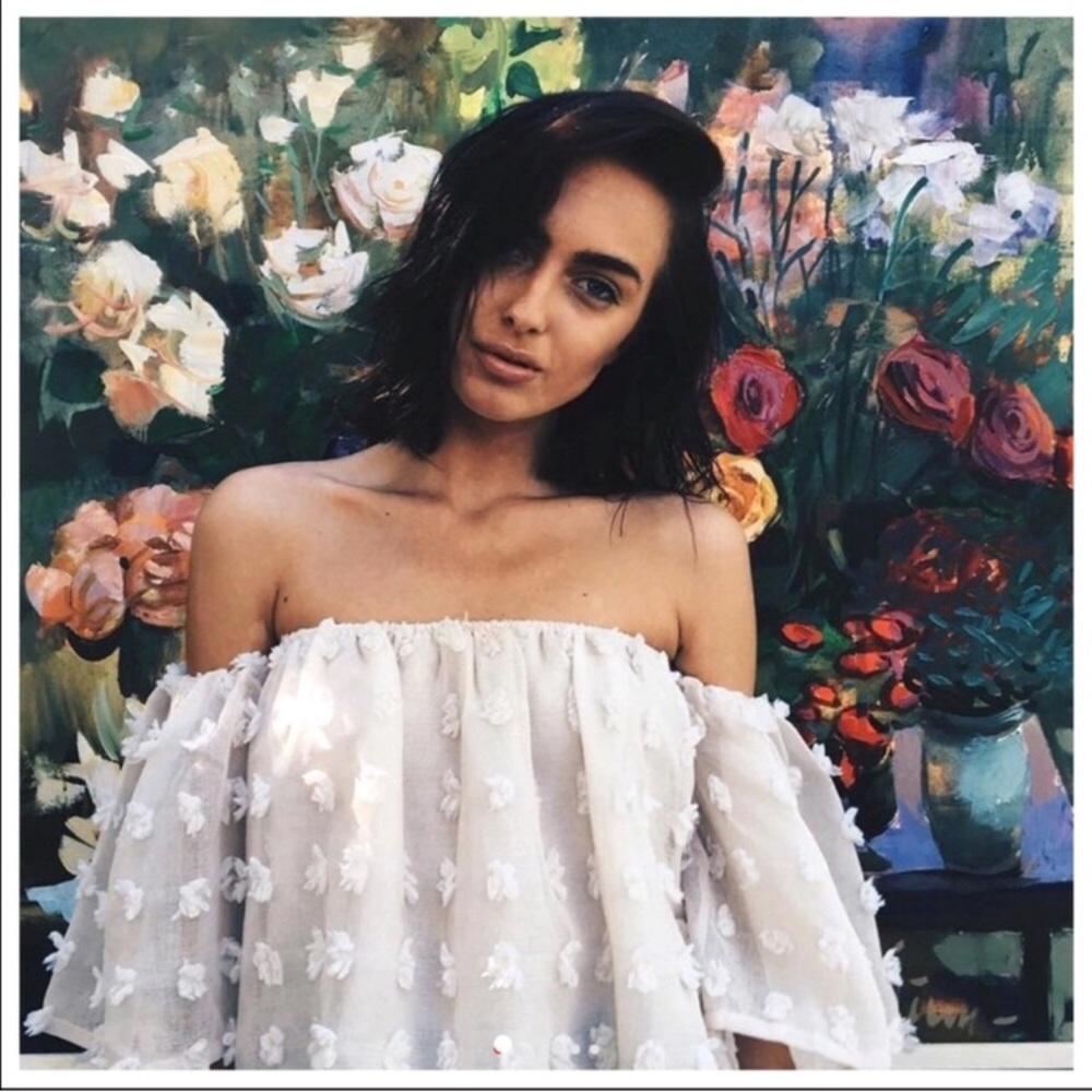 Tufted appliqué ruffle sleeve top